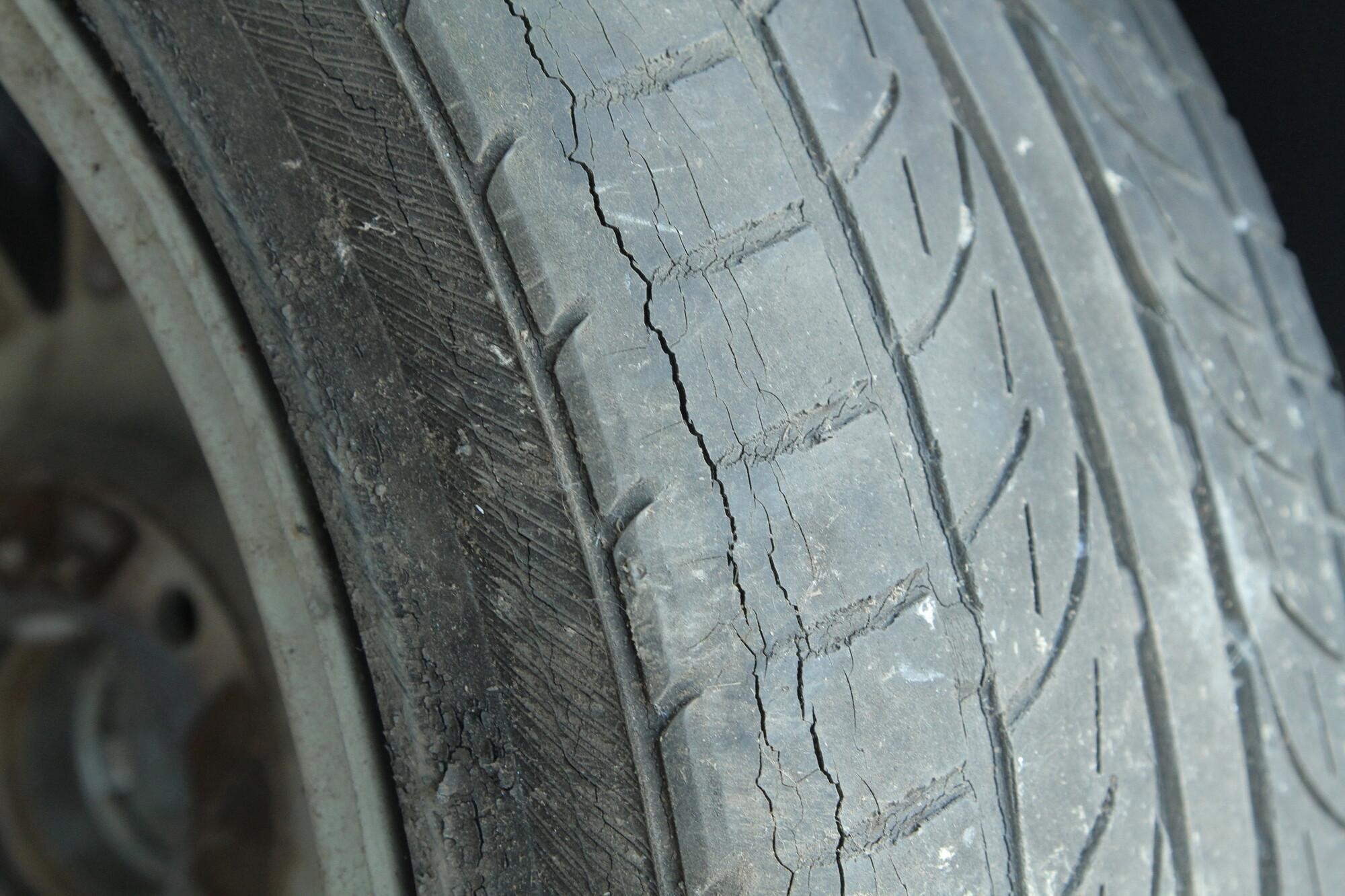 タイヤのひび割れ安全上大丈夫 その原因と対策について解説 激安タイヤ交換 タイヤ流通センター